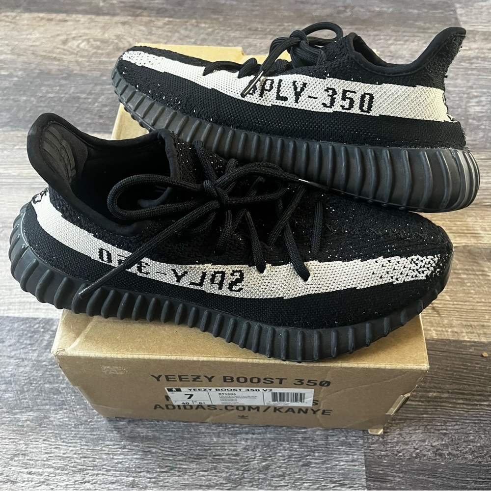 BY1604 adidas Yeezy Boost 350 V2
Core Black White (2016/2022)
